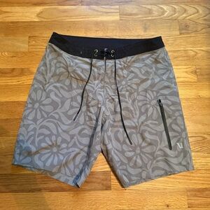 Vuori Infinity Boardshorts Men’s Small Taupe Big Samba